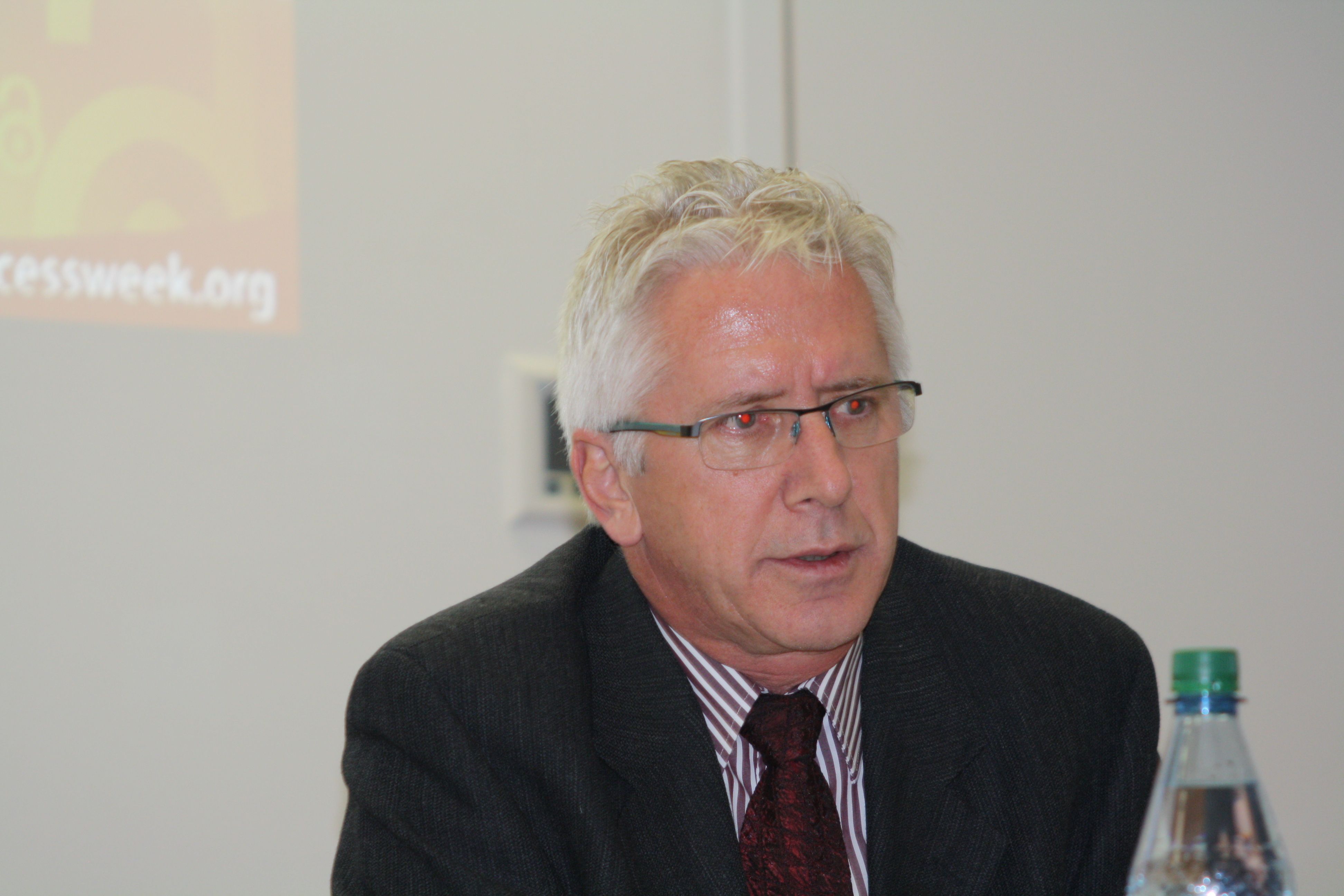 Prof. Dr. Peter Schirmbacher (Direktor des CMS / IBI)