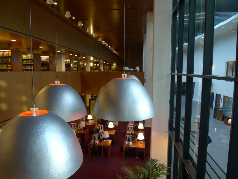 Luxemburg, Europ. Gerichtshof, Bibliothek (Koffi Kran Kan).JPG